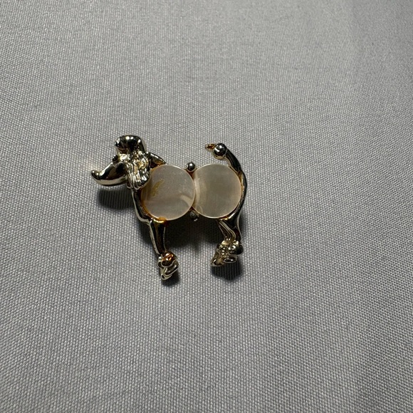 Elegant Gold Heart Brooch with Pearl Accents - Picture 5 of 6